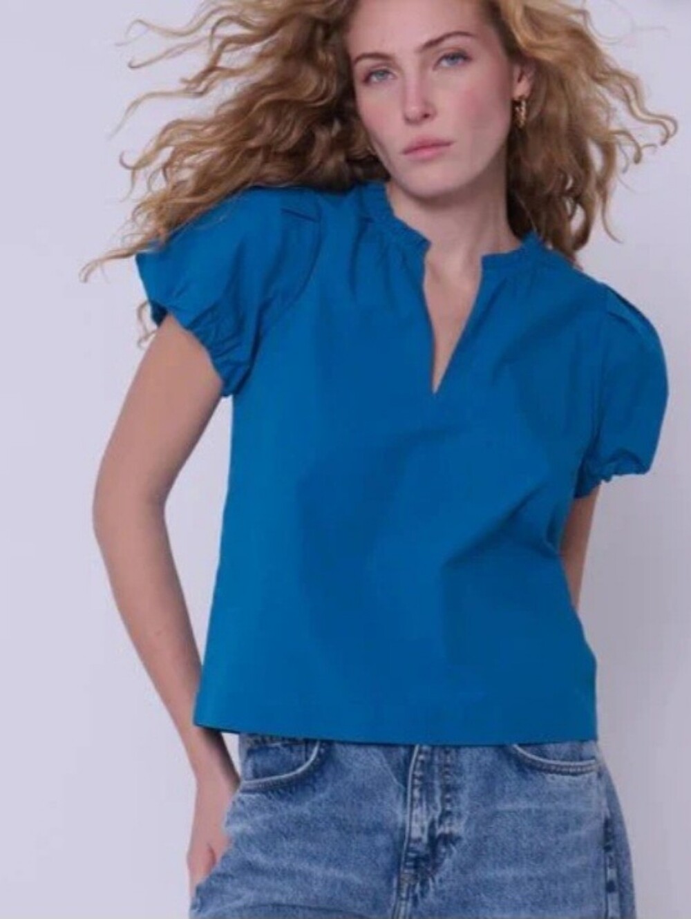 Love the Label Lia Blue Sapphire Short Puff Sleeve Blouse Size Large NEW NWT